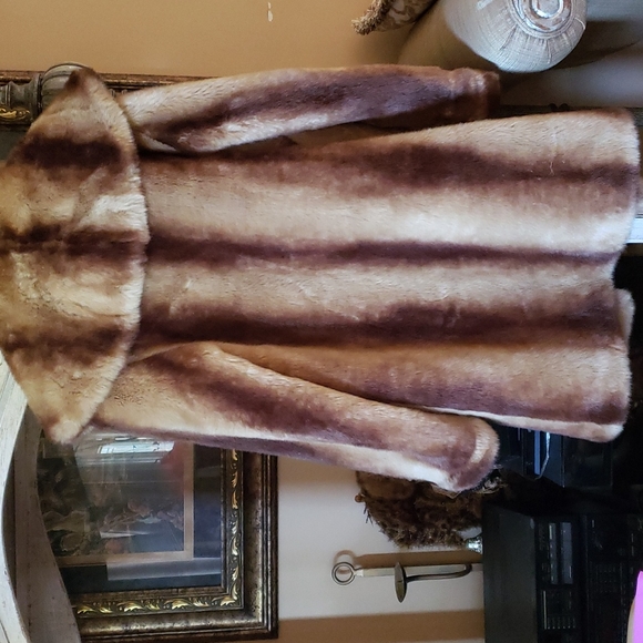 SOLD. Beautiful Faux Fur Jacket. - Picture 3 of 4